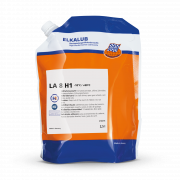 ELKALUB LA 8 H1 Ketten- und Haft­schmier­stoff im 2,5-l-Schlauchbeutel mit orange-blauem Aufdruck und weißem Etikett. Auf dem Etikett sind ein NSF- und ein H1-zertifiziert-Logo aufgedruckt.